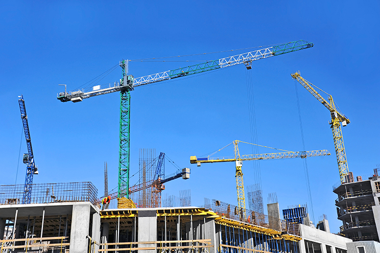 Lyftkranar vid bostadsbygge.