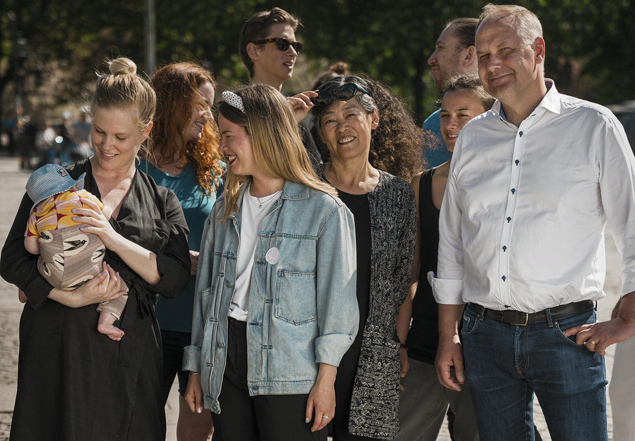 Jonas Sjöstedt (V) med glada väljare.