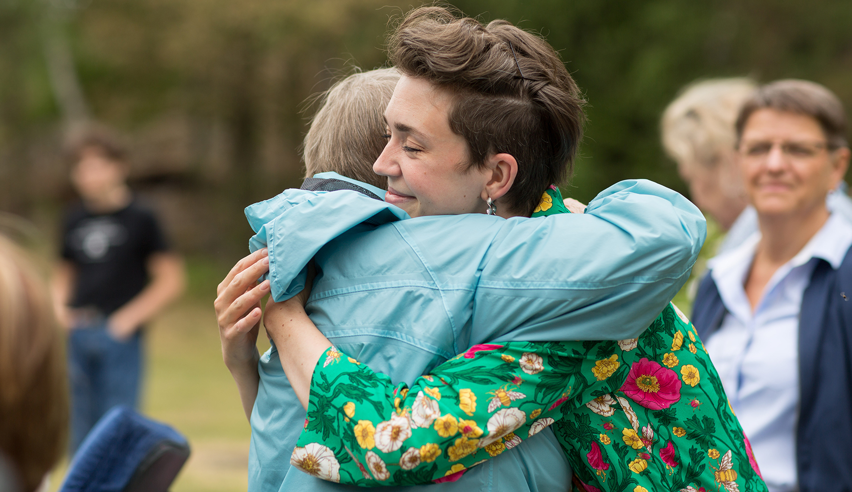 Personal kramar äldre kvinna inom äldreomsorgen. Foto: Erik Nordblad
