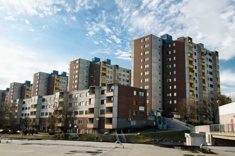 Miljonprogramshus med blå himmel