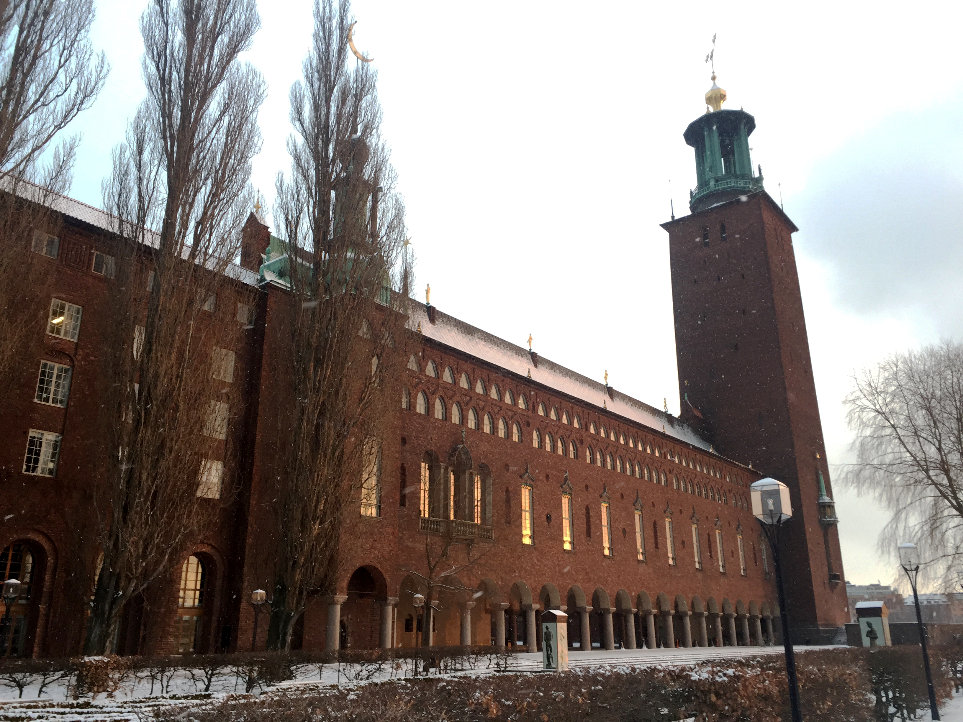 Bild på Stadshusets fasad vintertid. Fotograf Torbjörn Granrot.