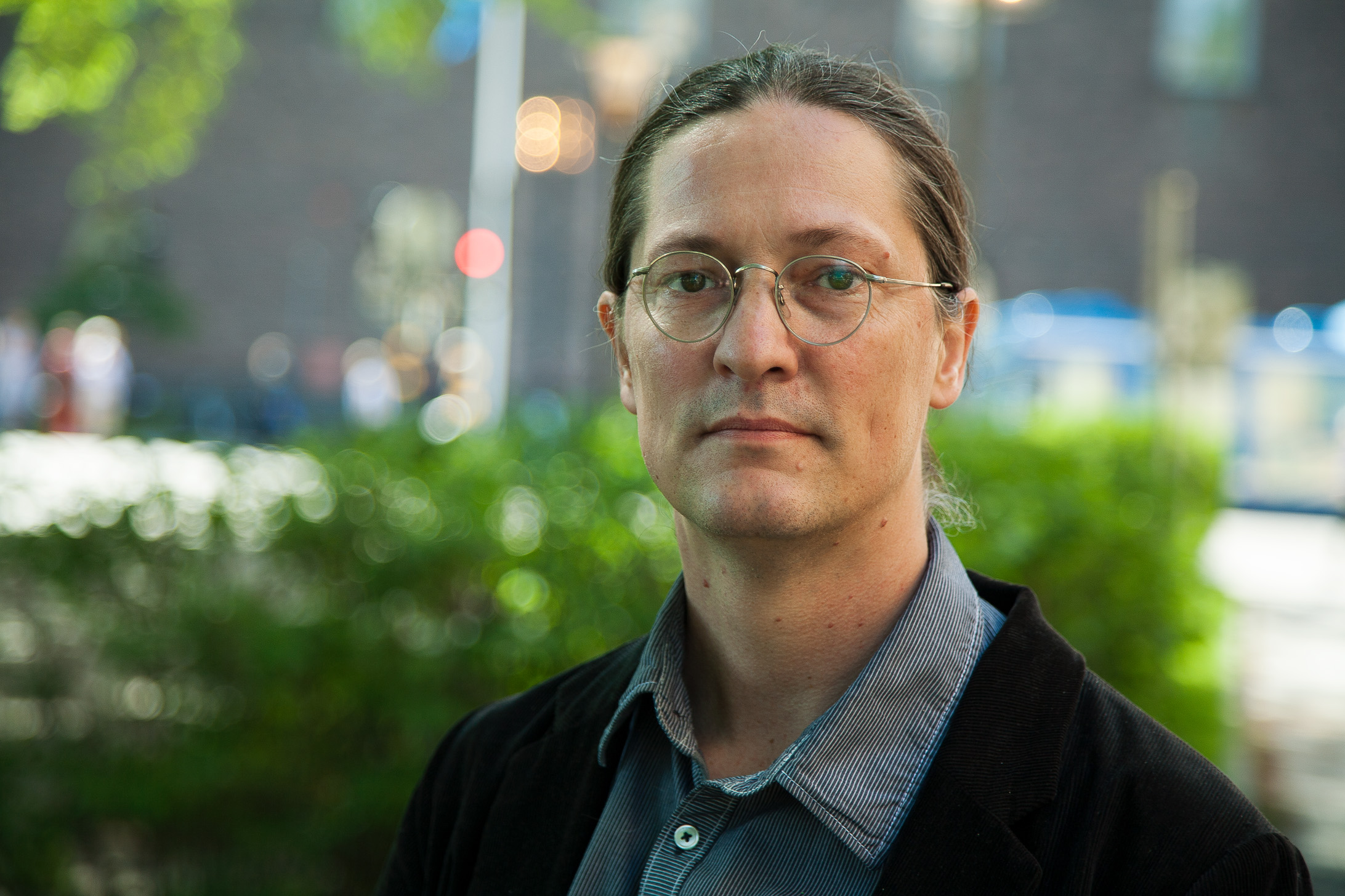 Rikard Warlenius halvkroppsbild utomhus vår