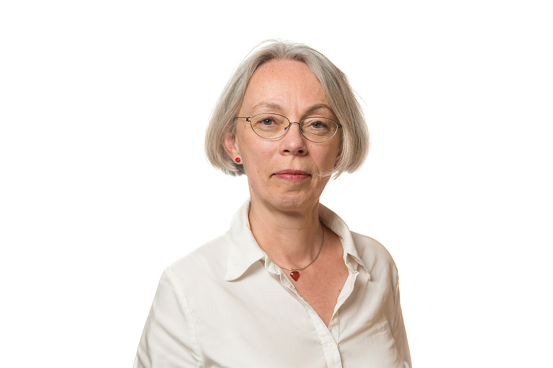 Torun Boucher halvkroppsbild mot vit bakgrund Fotograf Erik Nordblad