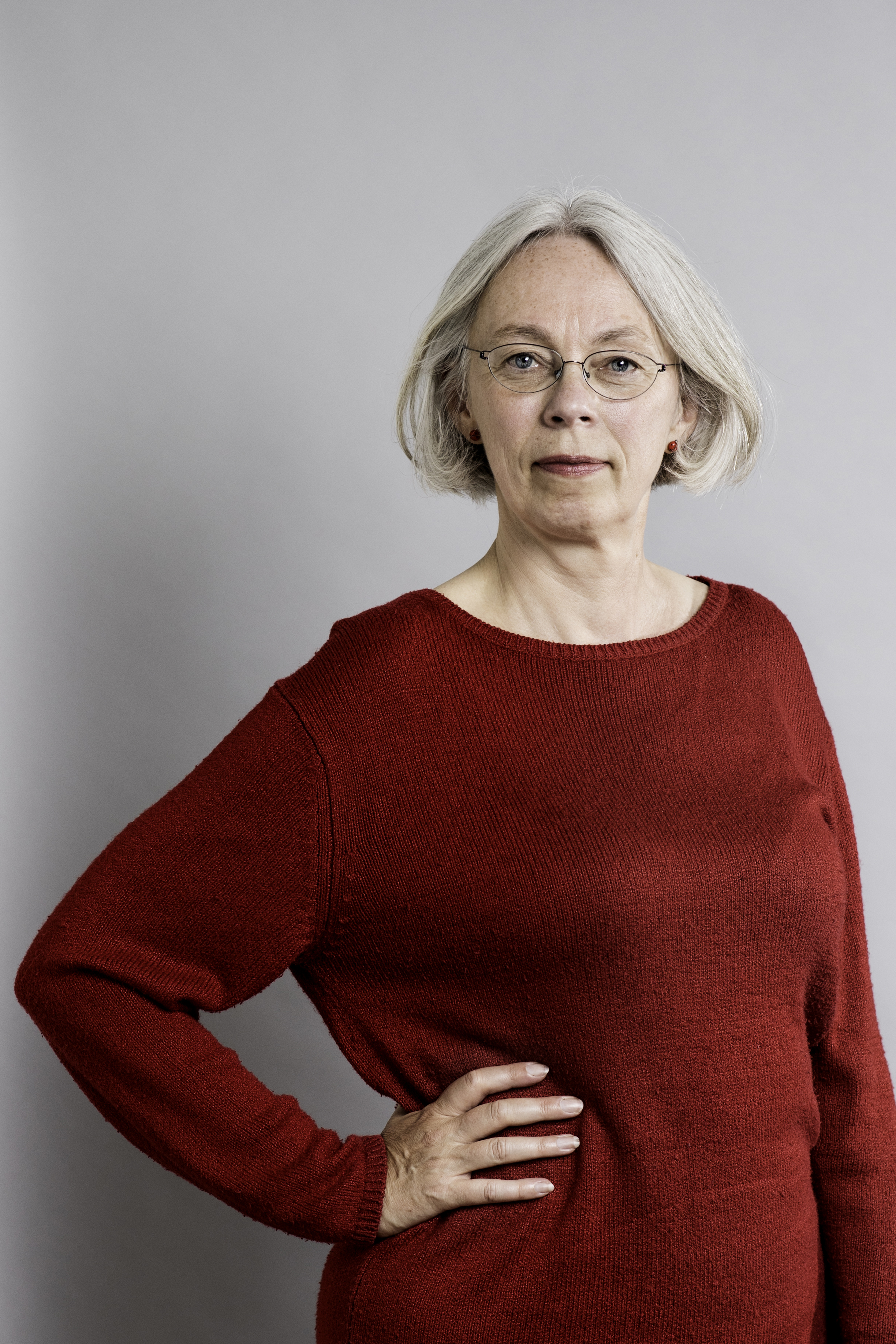 Torun Boucher halvkropp röd tröja mot vit bakgrund