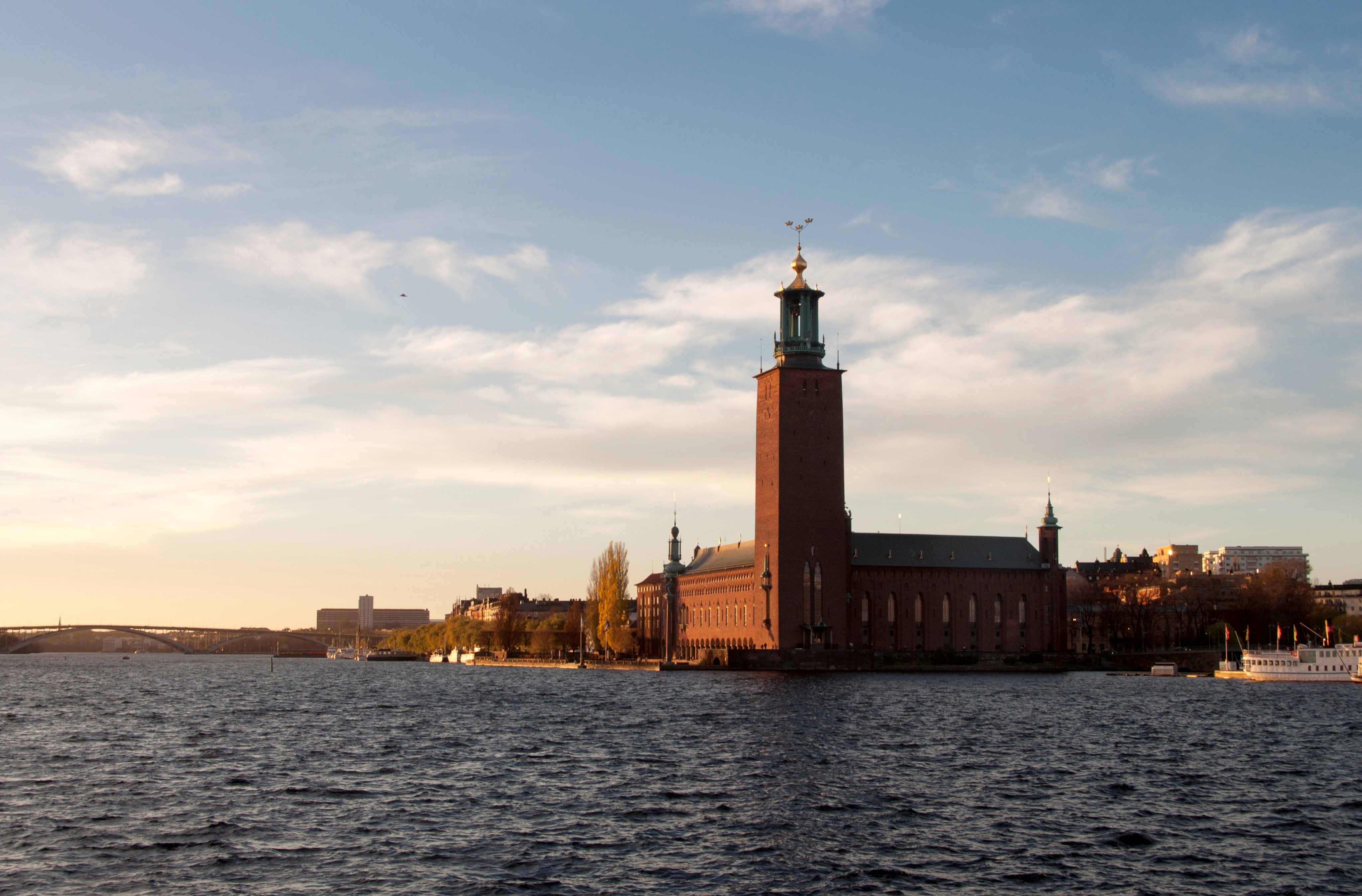 Bild på Stadshuset mot blå himmel