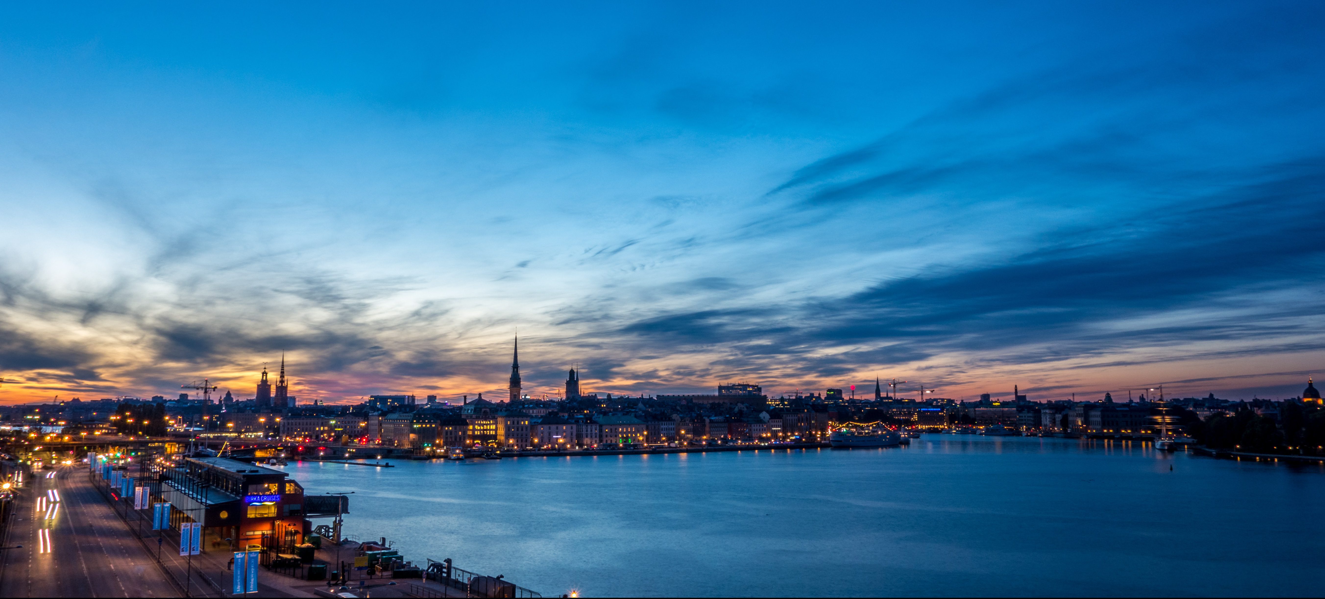 Foto av Stockholms skyline i skymningsljus
