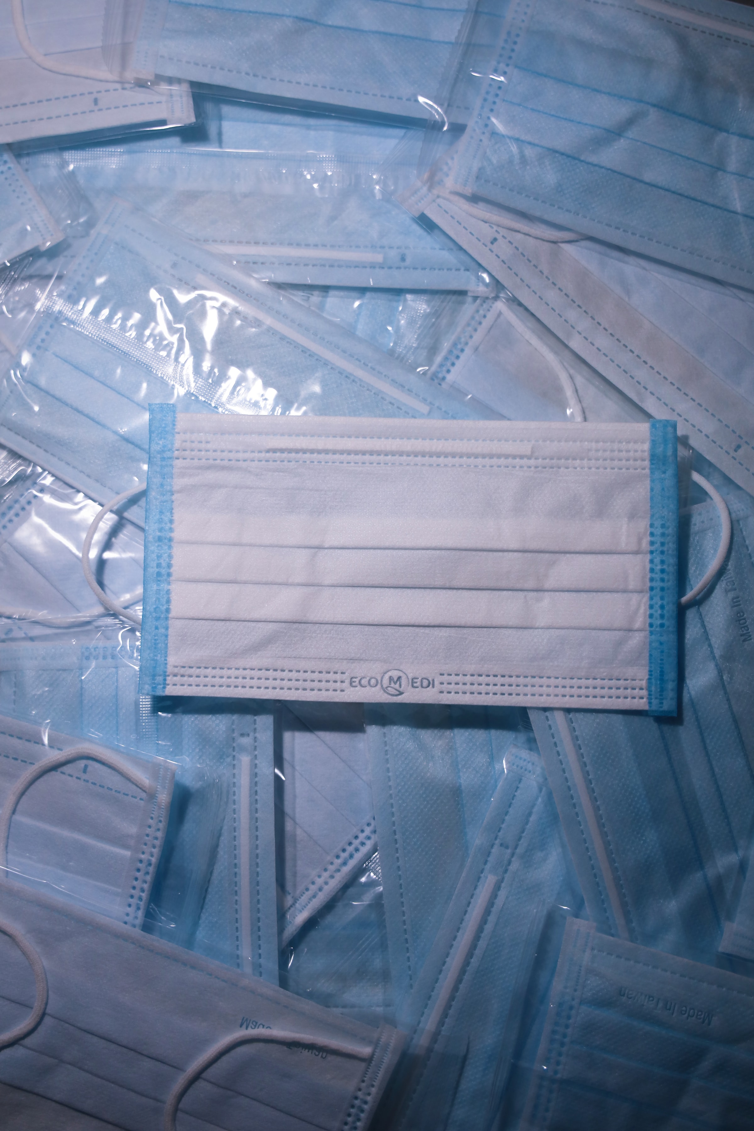 Närbild på ansiktsmasker som ligger huller om buller