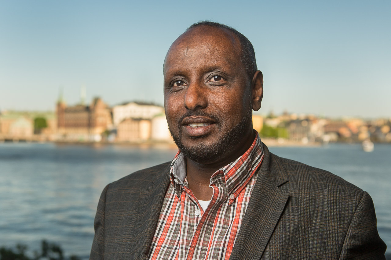 Porträtt av Rashid Muhammed utanför Stockholms Stadshus.