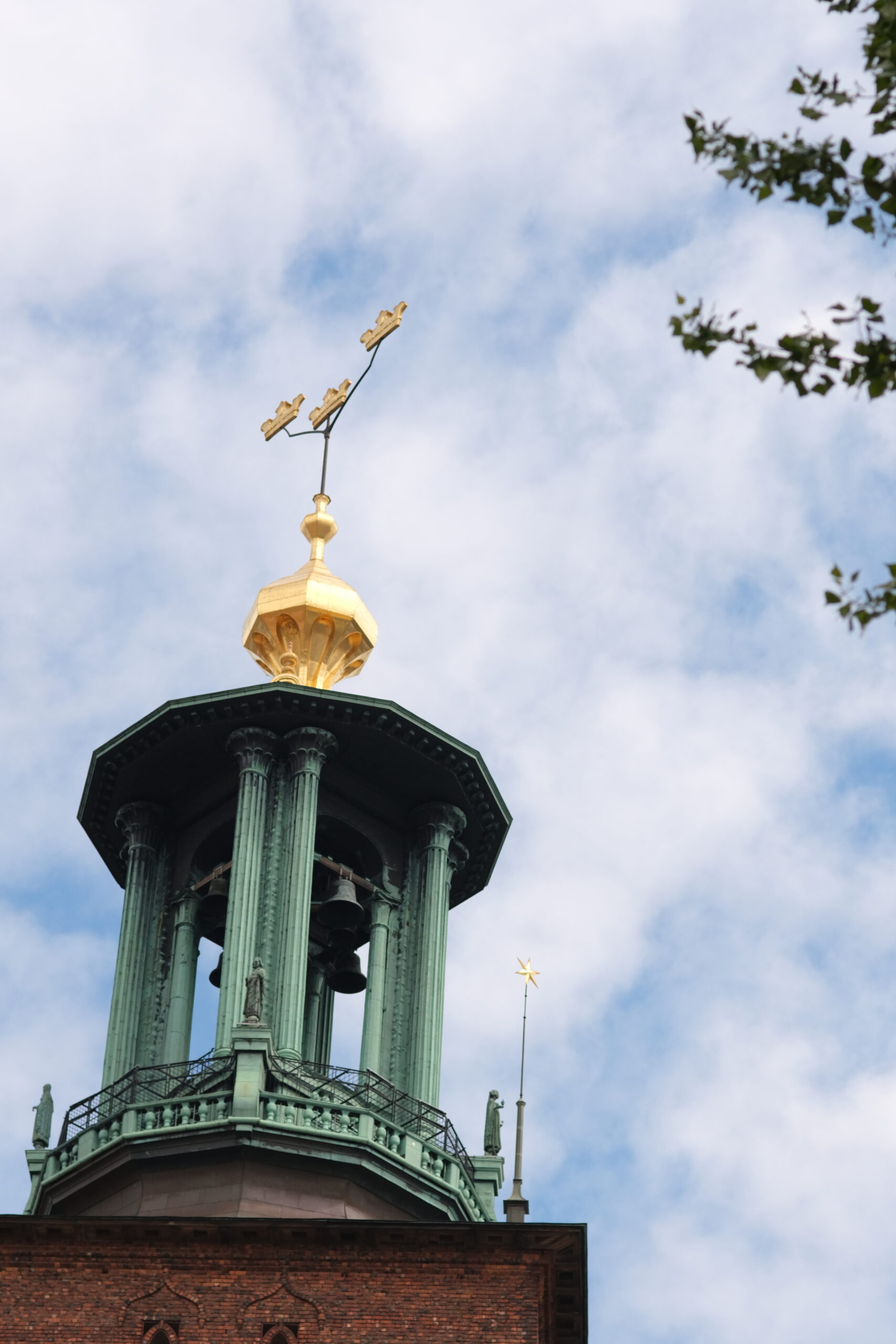 Bild på stadshuset torn tre kronor.