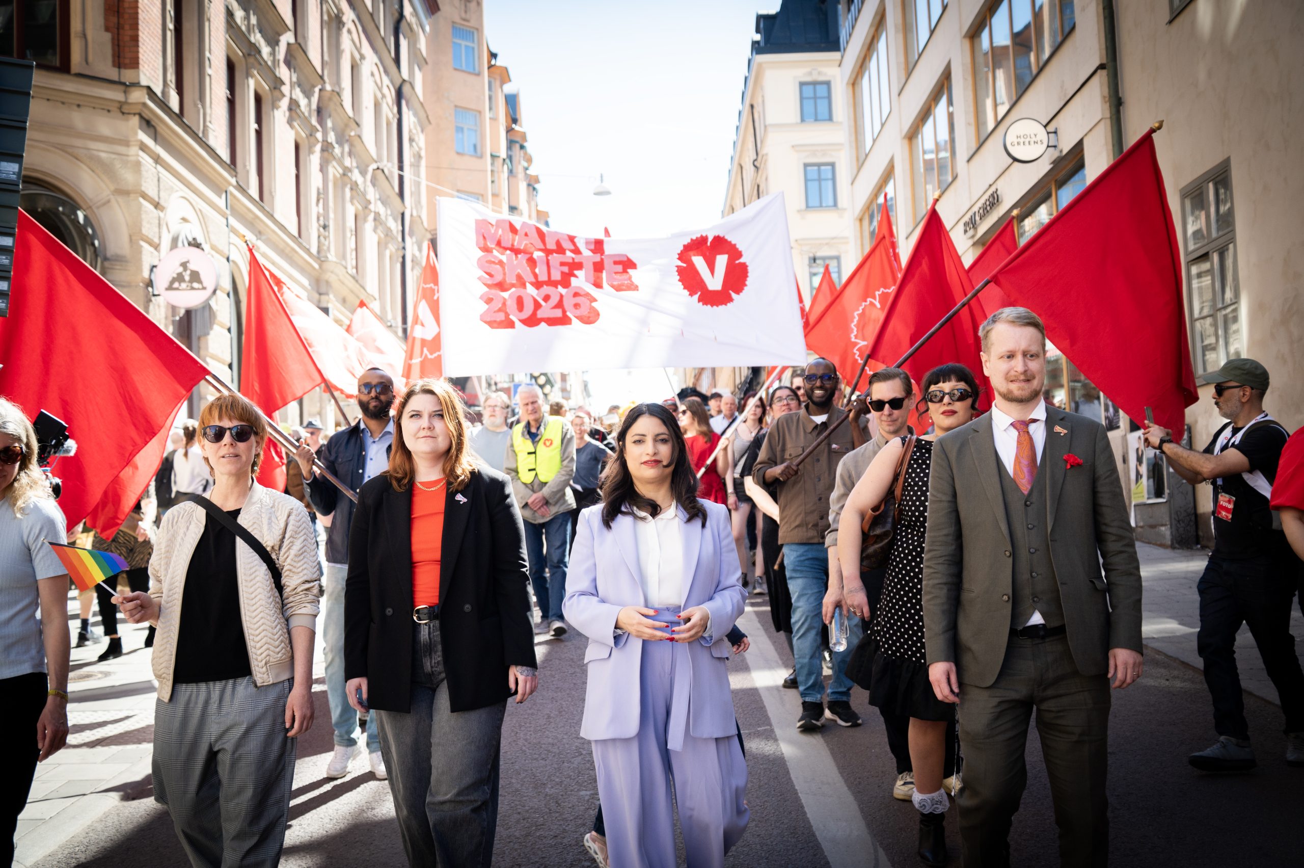 Nooshi Dadgostar går längst fram i ett glatt 1 maj tåg med parollen maktskifte 2026