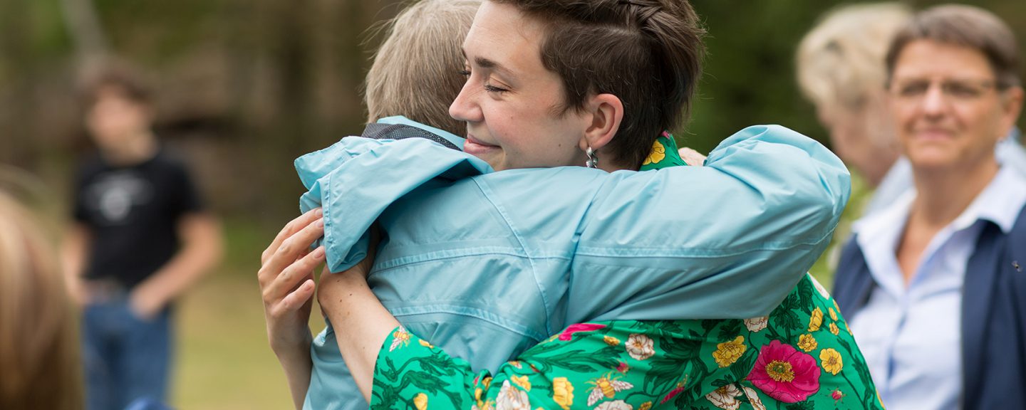 Personal kramar äldre kvinna inom äldreomsorgen. Foto: Erik Nordblad