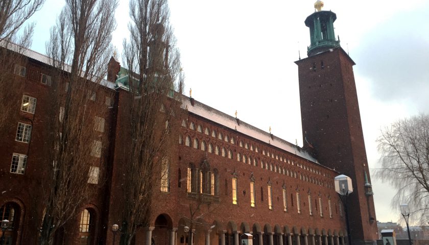 Bild på Stadshusets fasad vintertid. Fotograf Torbjörn Granrot.