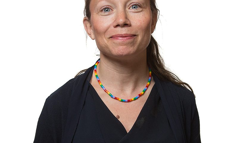 Maria Ljuslin mot vit bakgrund. Fotograf Erik Nordblad