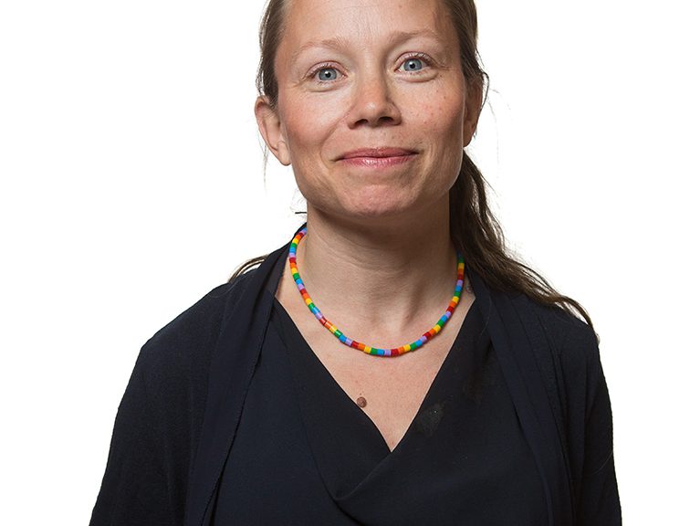 Maria Ljuslin mot vit bakgrund. Fotograf Erik Nordblad
