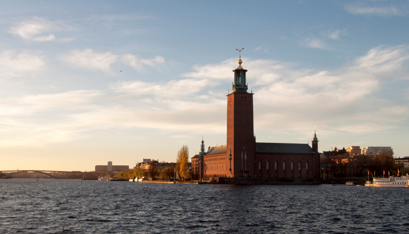 Bild på Stadshuset mot blå himmel