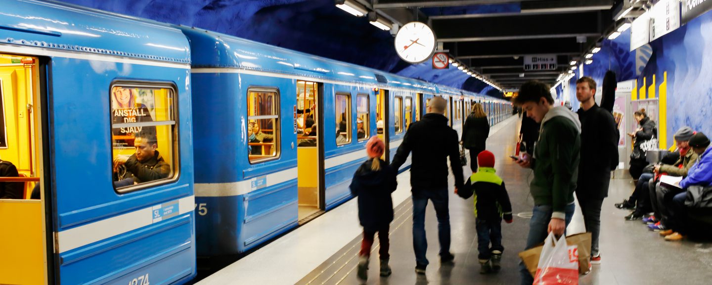 Äldre tunnelbanetåg inväntar avgång mot Hjulsta vid plattformen på T-Centralen, Stockholm.