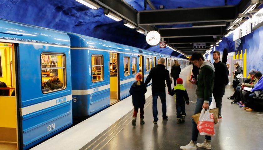 Äldre tunnelbanetåg inväntar avgång mot Hjulsta vid plattformen på T-Centralen, Stockholm.