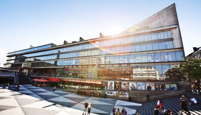 Kulturhuset stadsteaterns glasfasad en solig höstdag