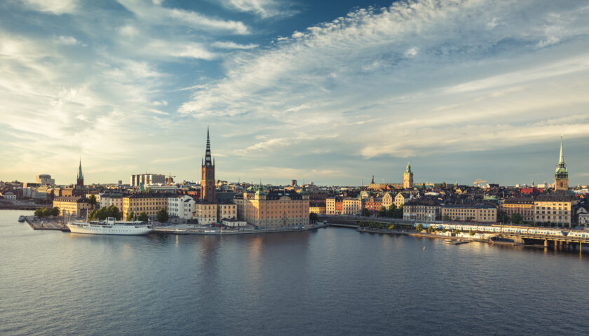 Landskapsvy över gamla stan i Stockholm i soligt väder.