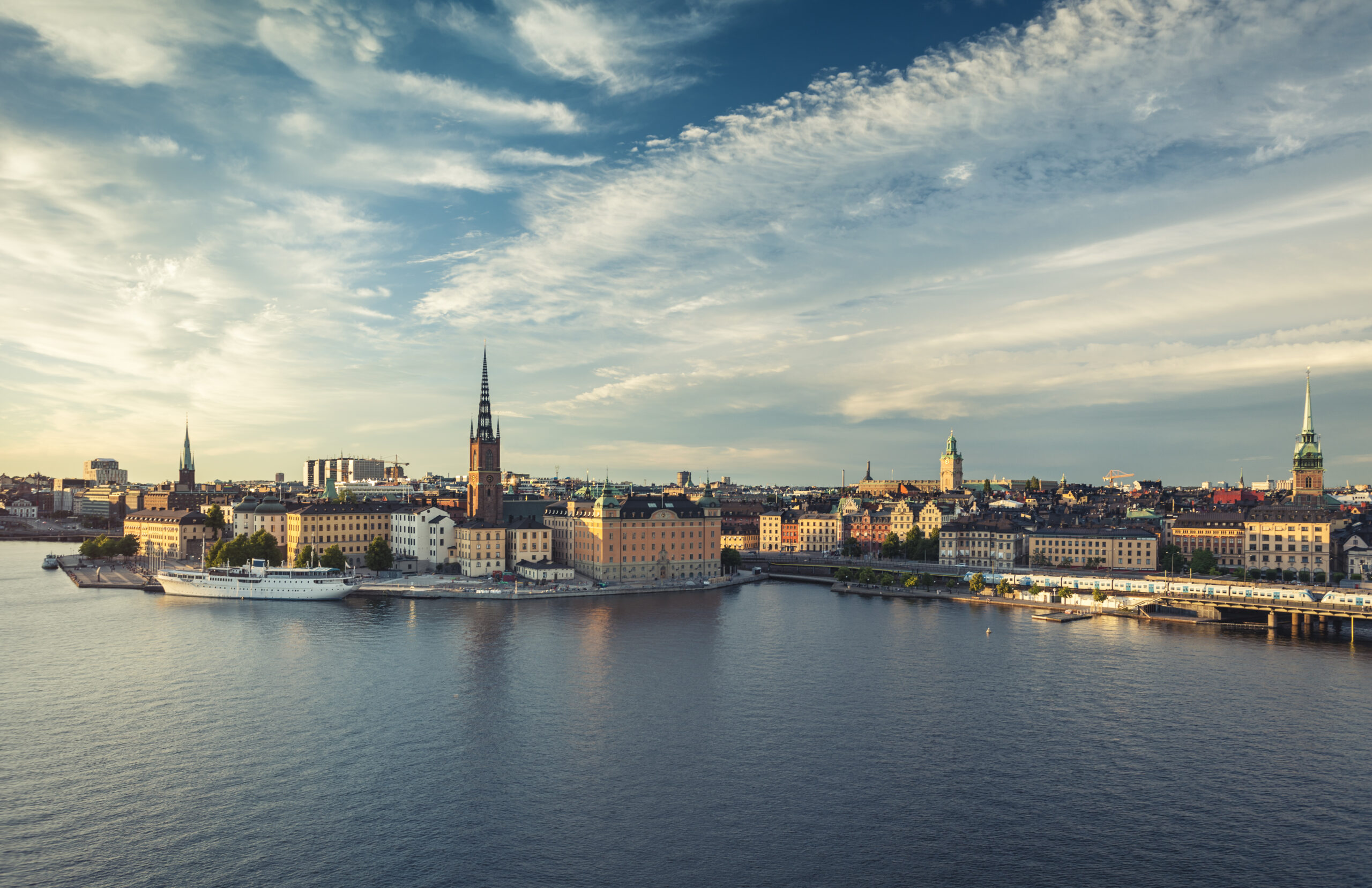 Landskapsvy över gamla stan i Stockholm i soligt väder.