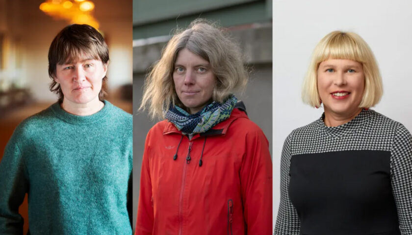 Porträtt av tre kvinnor från Vänsterpartiet. Från vänster: Malin Östh i grön stickad tröja, Anna Sehlin i röd jacka och mönstrad halsduk, och Maria Mustonen i svart och vit klänning med blond pagefrisyr och ett leende.